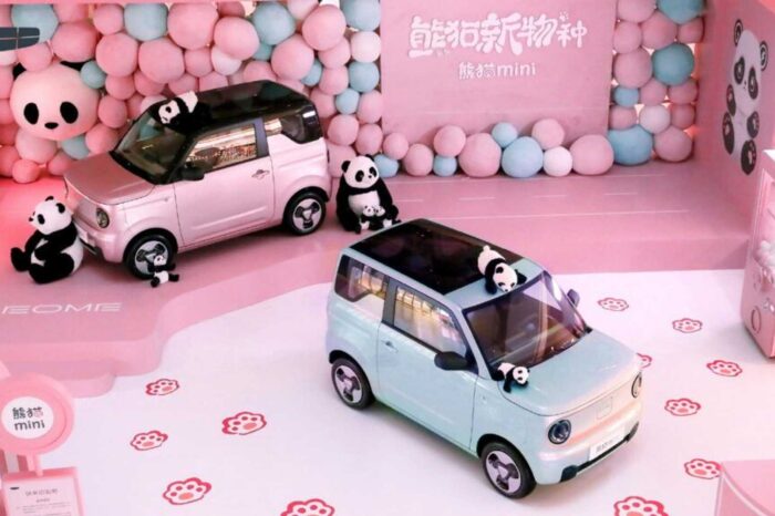 Geely: il colosso cinese lancia Geometry Panda Mini EV. Una city car ultracompatta che promette vendite altissime